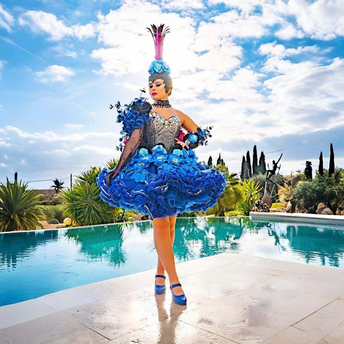 Robe bleue à volants fleuris, au bord d'une piscine