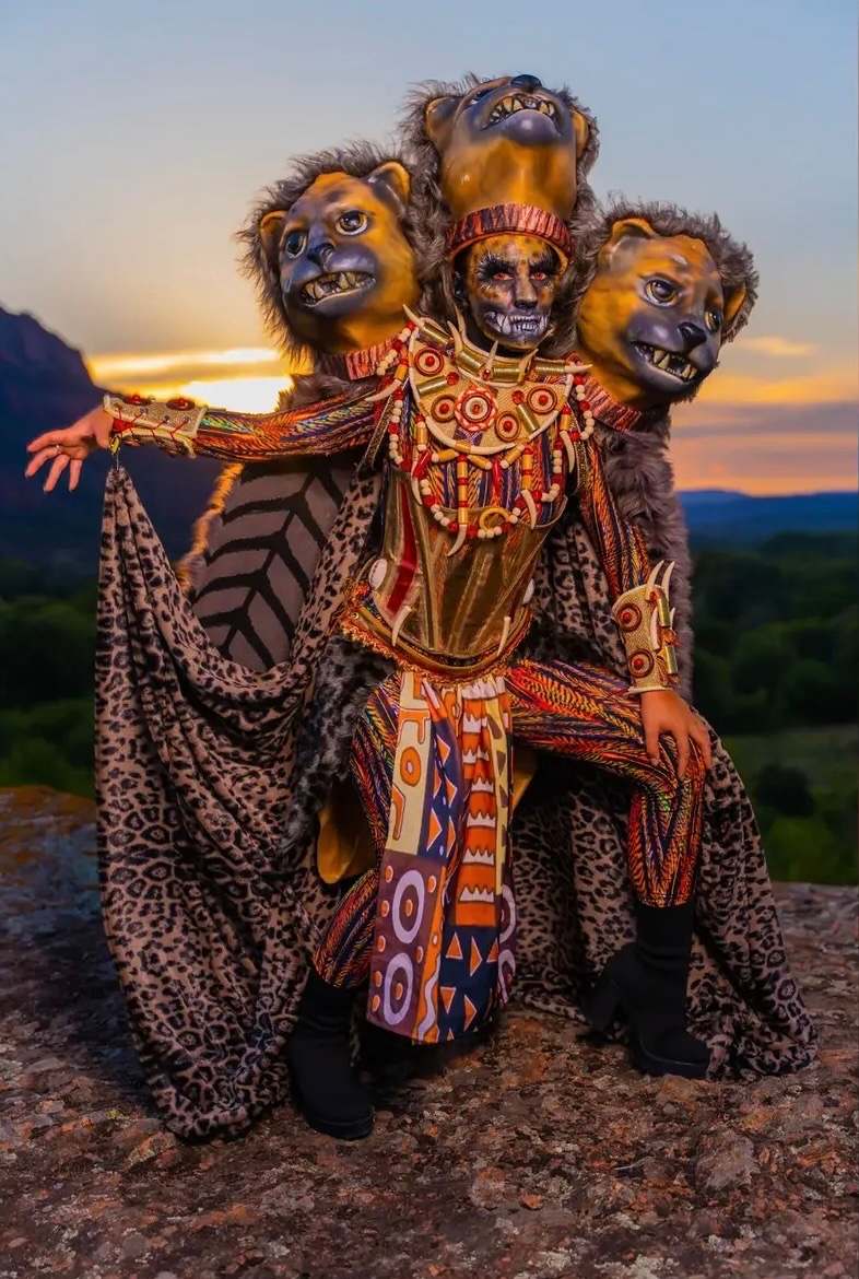Costume à trois têtes de lion et cape léopard, au crépuscule