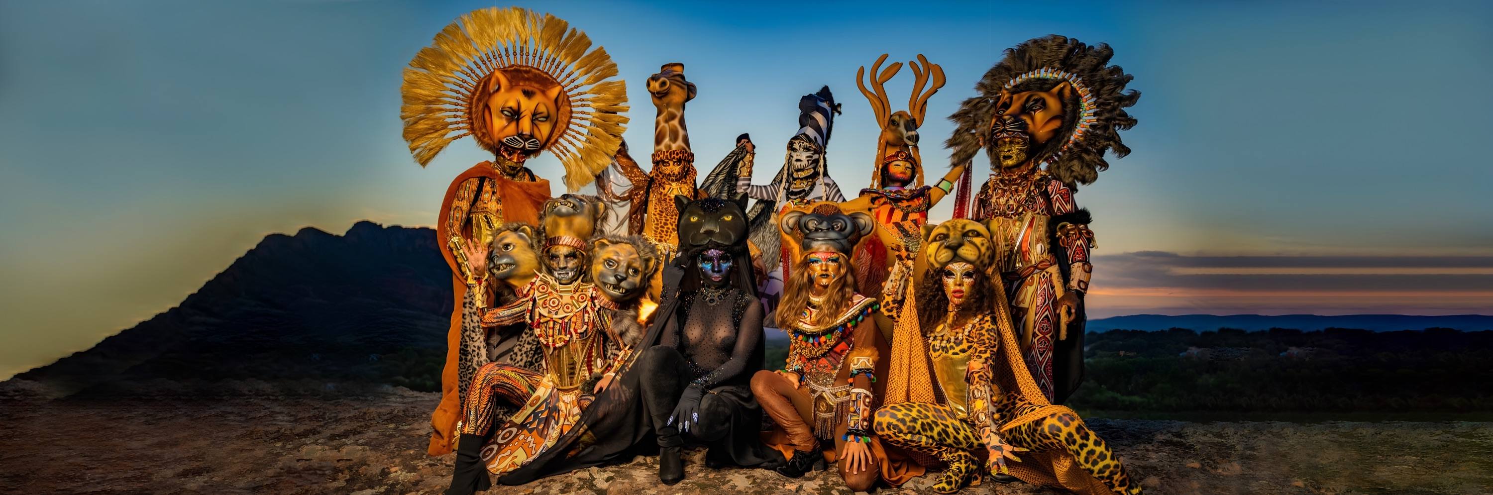 La troupe Animals au complet, alignée sur un rocher au coucher du soleil