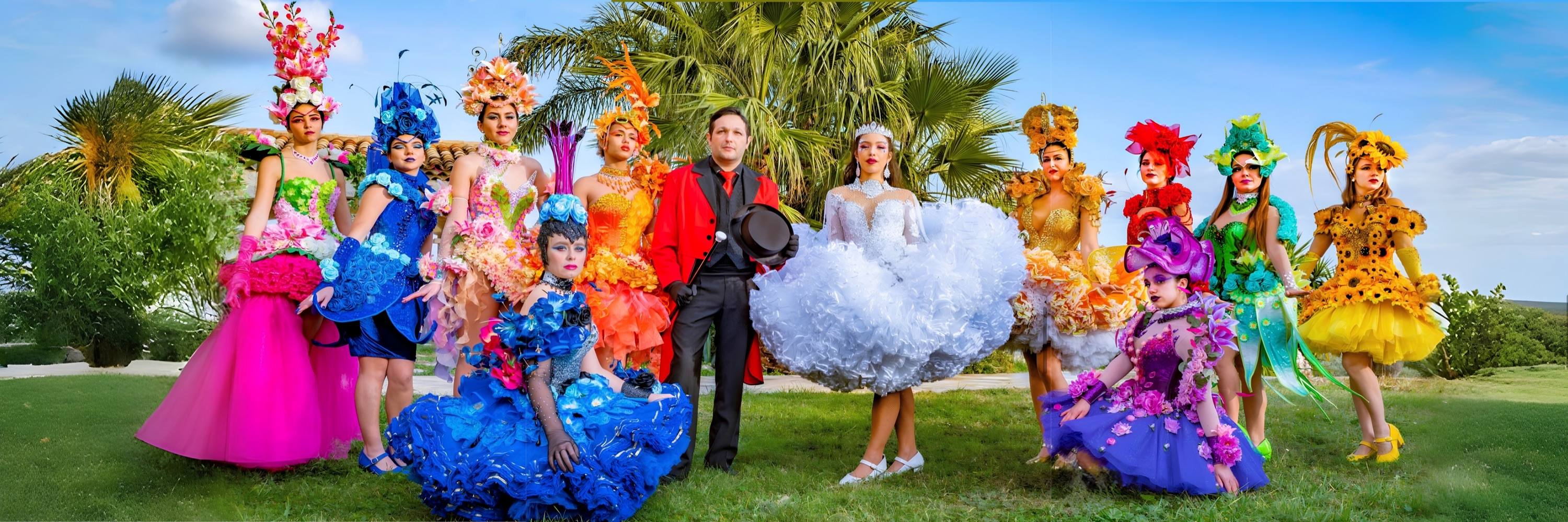 La troupe Flowers au complet, en robes fleuries, sur une pelouse